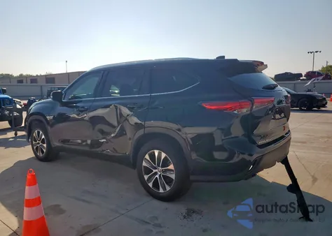 2021 Toyota Highlander Xle z USA, uszkodzony, nr VIN 5TDGZRAH9MS044367
